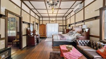 4 bedrooms, iron/ironing board, bed sheets