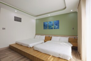 Family Quadruple Room, City View | Meja, seterika/papan seterika, Wi-fi percuma 