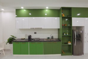 Peti sejuk, dapur, alat memasak/pinggan mangkuk/perkakas dapur 