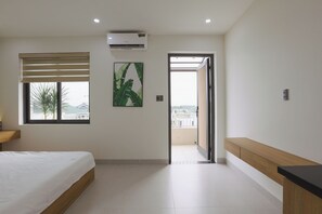 Deluxe kamer, balkon, uitzicht op de stad | Een bureau, een strijkplank/strijkijzer, gratis wifi