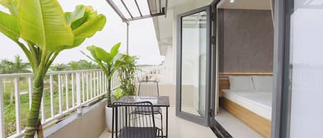 Chambre Deluxe, balcon, vue sur la ville | Restauration en plein air