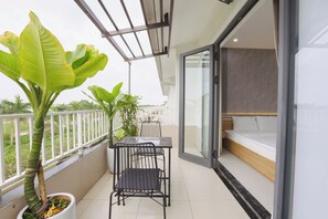 Deluxe kamer, balkon, uitzicht op de stad | Buiten dineren