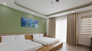 Een hotelkamer met twee bedden, een groene muur en een groot raam met gordijnen.