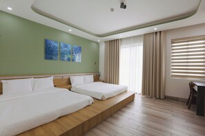 Chambre quadruple familiale, vue sur la ville | Bureau, fer et planche à repasser, accès au Wi-Fi (inclus)