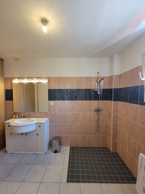 Bathroom - Vrbo Property (Ambon)