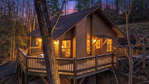 A wooden cabin with a deck, multiple windows, and a fireplace. - Crooked Lane Cabin - Murphy (Murphy)