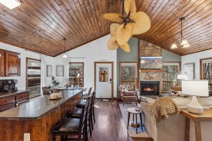 Interior - Crooked Lane Cabin - Murphy (Murphy)