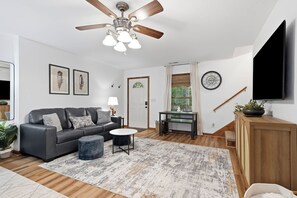 Living area - Crooked Lane Cabin - Murphy (Murphy)