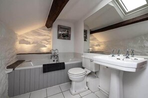 Secadora de cabello, toallas, papel de baño 