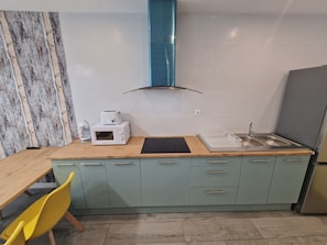 Kühlschrank, Mikrowelle, Herdplatte, Kochgeschirr/Geschirr/Besteck