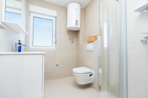 Dusche, Handtücher, Seife, Toilettenpapier