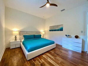 3 bedrooms, iron/ironing board, free WiFi, bed sheets - Villa Elements - new, on water, pool, spa, modern (Cape Coral)