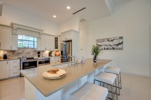 Fridge, microwave, oven, stovetop - Villa Elements - new, on water, pool, spa, modern (Cape Coral)