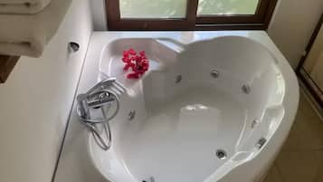Deluxe Suite | Bathroom
