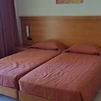 舒适双人房（单人入住） | 客房内保险箱、办公桌、熨斗/熨衣板、免费 WiFi