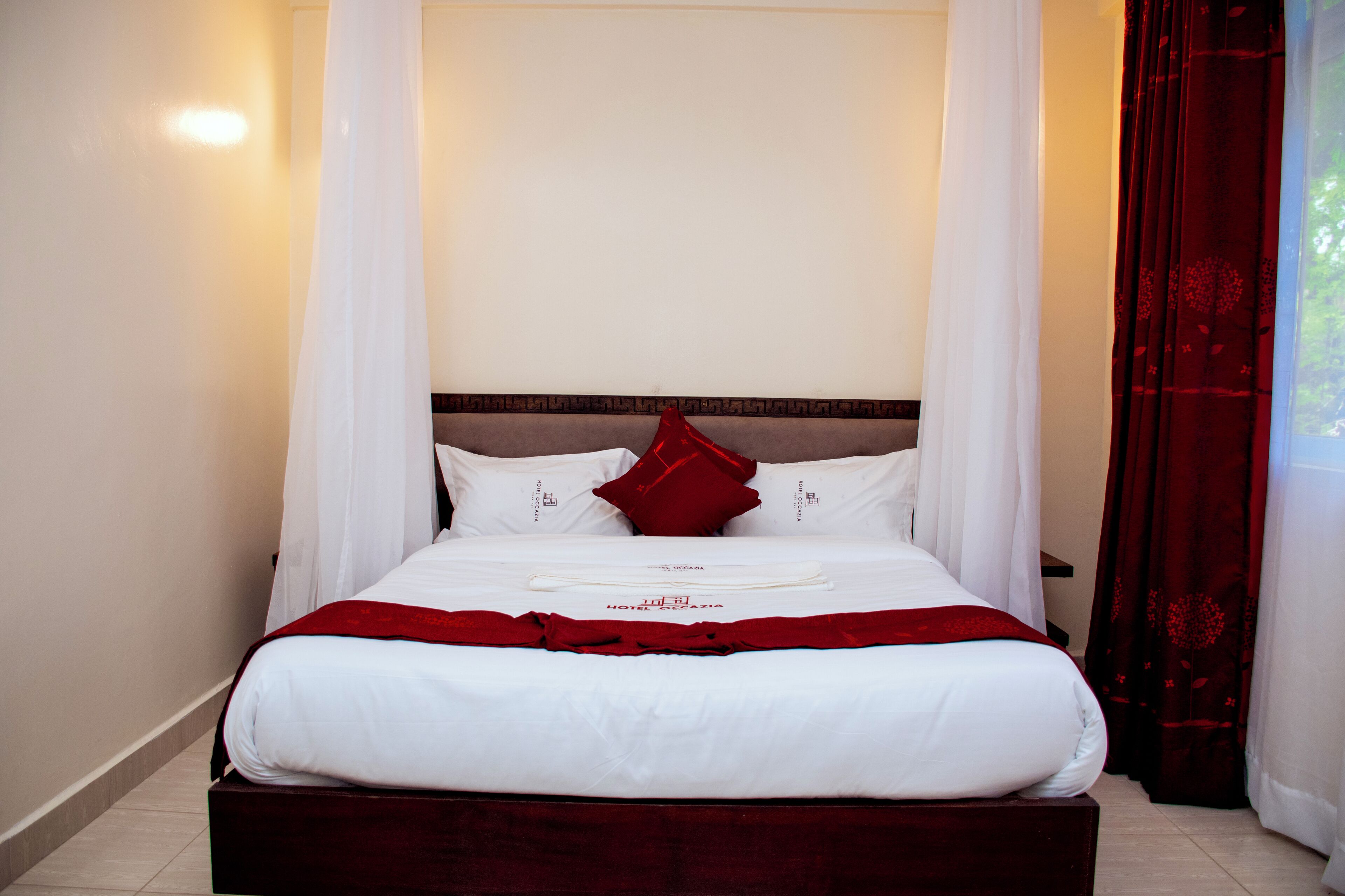 Habitación Deluxe doble, balcón | Tabla de planchar con plancha y wifi gratis
