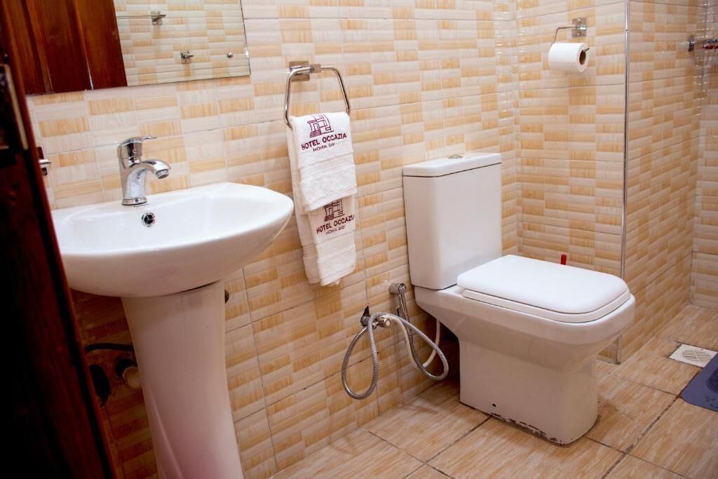 Produtos de toalete grátis, chinelos, toalhas de banho, sabonete