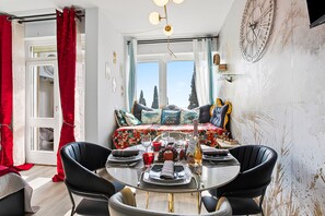 Estudio estándar, vista al lago (Luxury Apt 402 with Pool & Lake View) | Restaurantes
