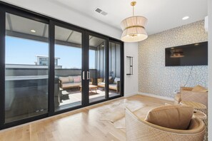 TV, stereo - Harmony Heights Duo w/ Hot Tub & Skyline Views (Nashville)
