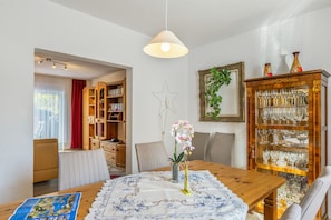 Dining - Holiday Home 'Vacation at Geiseltalsee' with Lake View and Wi-Fi (Braunsbedra)