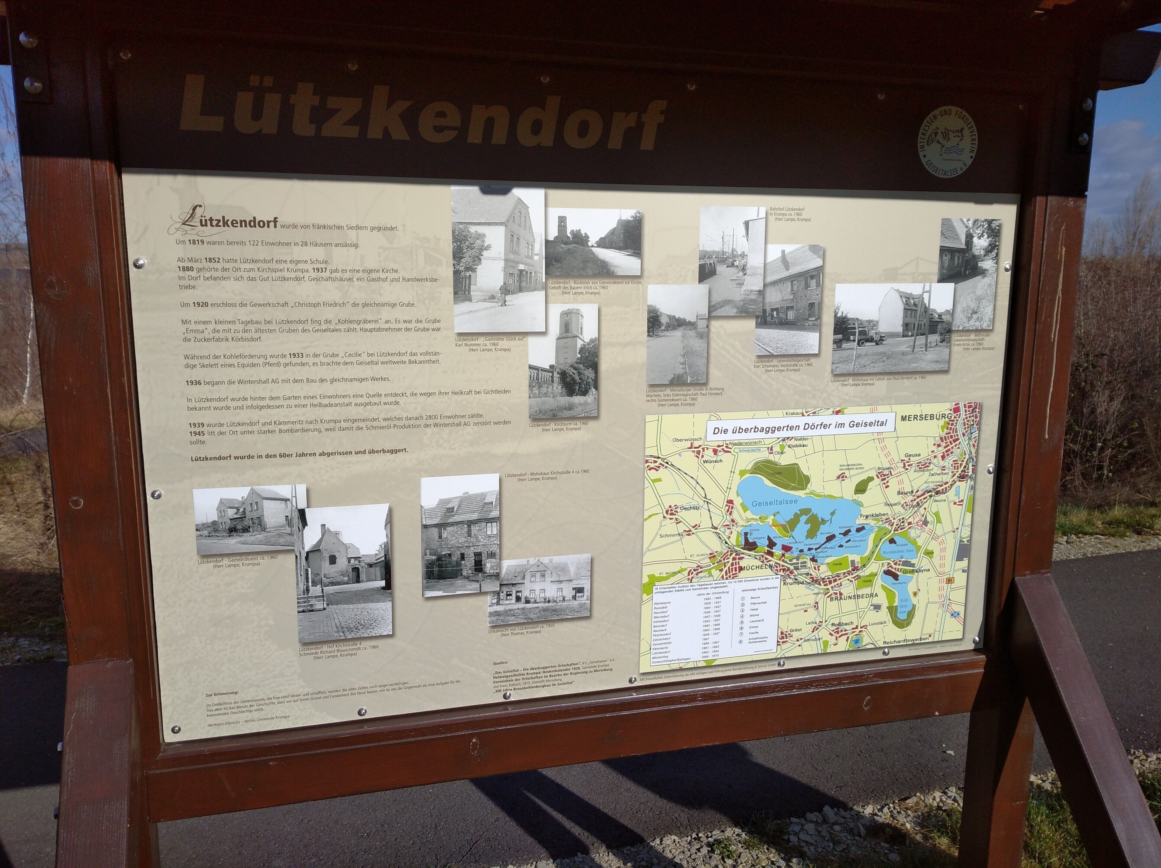 Ein historisches Informationstafel mit Text und Fotos zur Geschichte von Lützendorf.