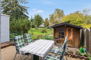 Outdoor dining - Holiday Home 'Vacation at Geiseltalsee' with Lake View and Wi-Fi (Braunsbedra)