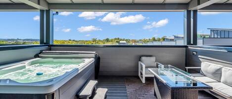 Tina de hidromasaje al aire libre