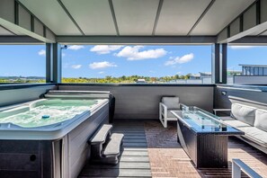Outdoor spa tub - Nashville Skyline Duo | 10BR/BA | Rooftop Hot Tub (Nashville)