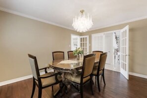 Dining - Maple Nest Pickering for your stay (Pickering)