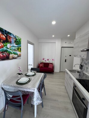 Fridge, oven, stovetop, coffee/tea maker - Domus Livia Vatican Cipro metro station (Roma)