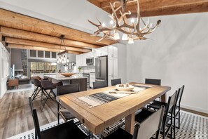 Dining - Central Sunriver Condo with Access to Exclusive Golf (Sunriver)