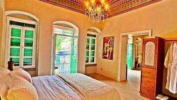 خزنة داخل الغرفة ومساحة عمل للكمبيوتر المحمول ومكواة/لوح كي