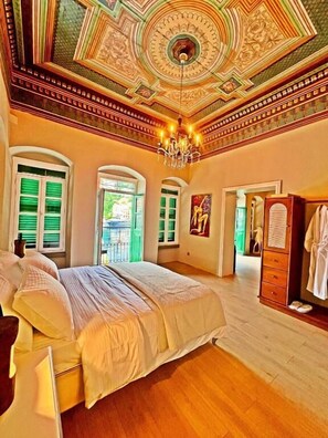 Tallelokero huoneessa, kannettavalle tietokoneelle sopiva työtila