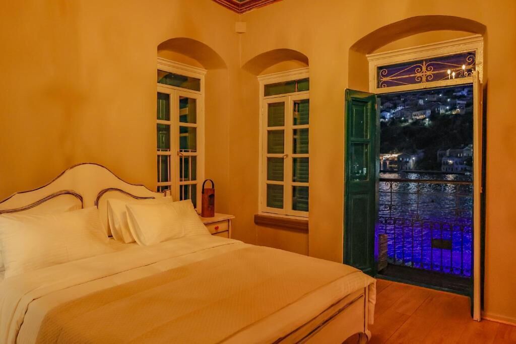 In-room safe, laptop workspace, iron/ironing board, free WiFi