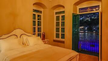 In-room safe, laptop workspace, iron/ironing board, free WiFi