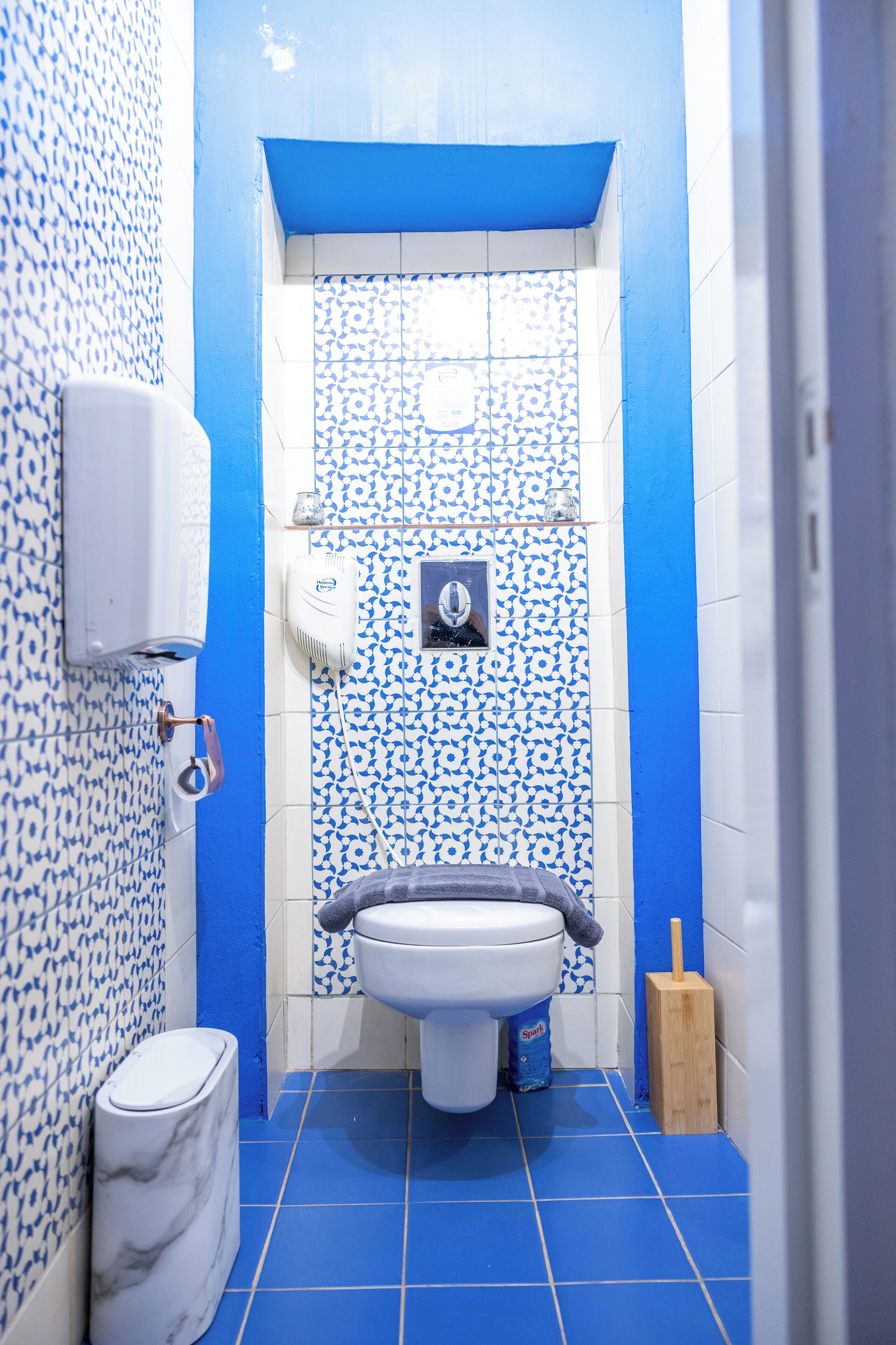 Apartamento Deluxe, vistas al mar | Baño | Artículos de higiene personal gratuitos, secador de pelo y zapatillas