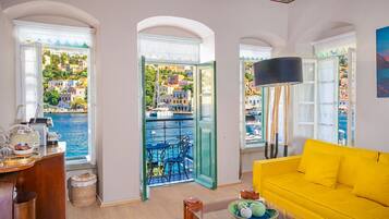 Apartamento luxo, vista para o mar | Área de estar | TV de tela plana