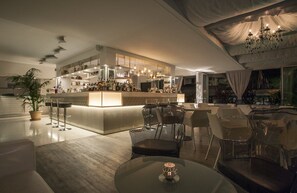 2 bar/lounge, bar olahraga dan bar koktail