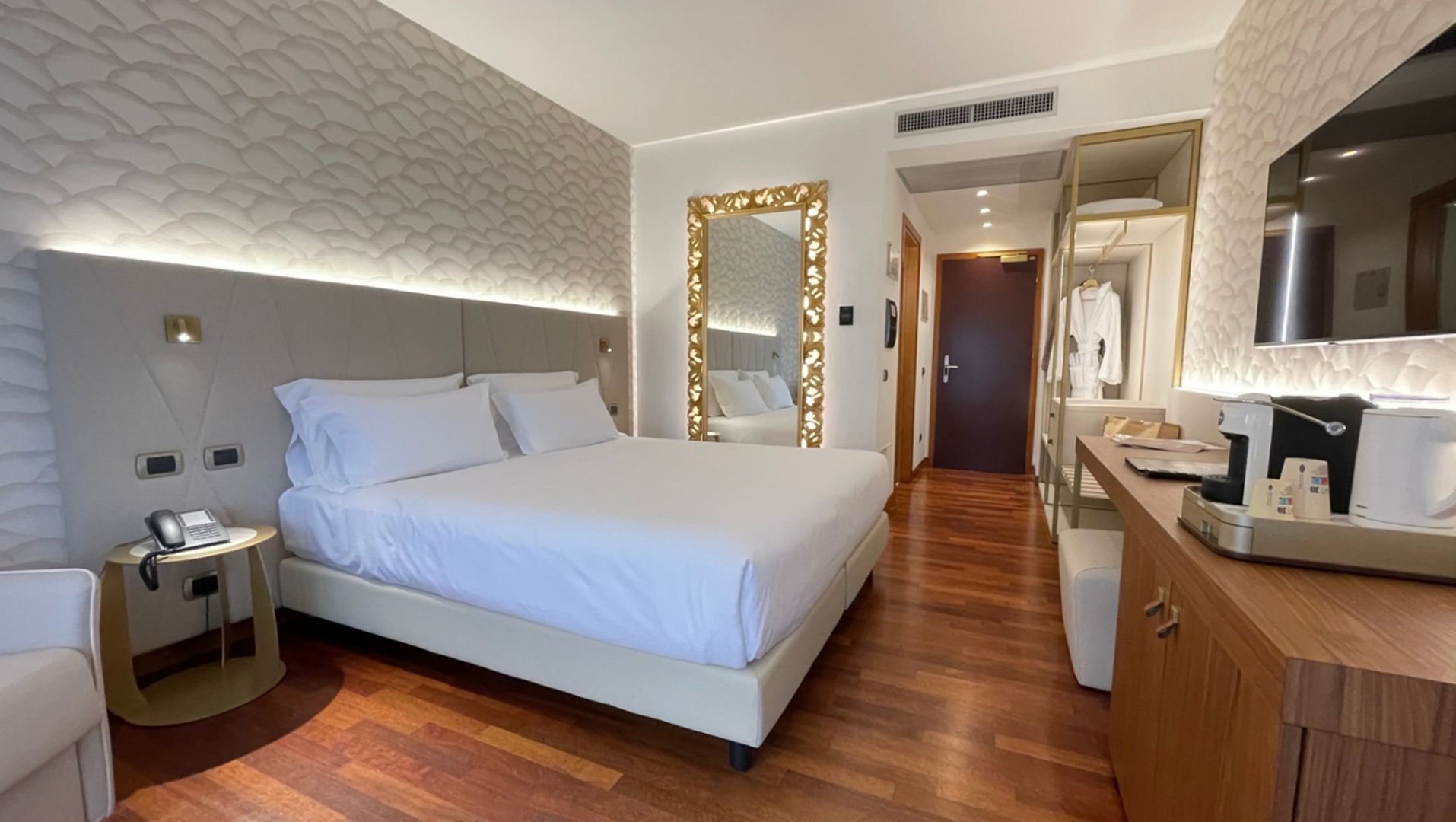 Deluxe Suite, Balcony, City View | Desk, soundproofing, WiFi