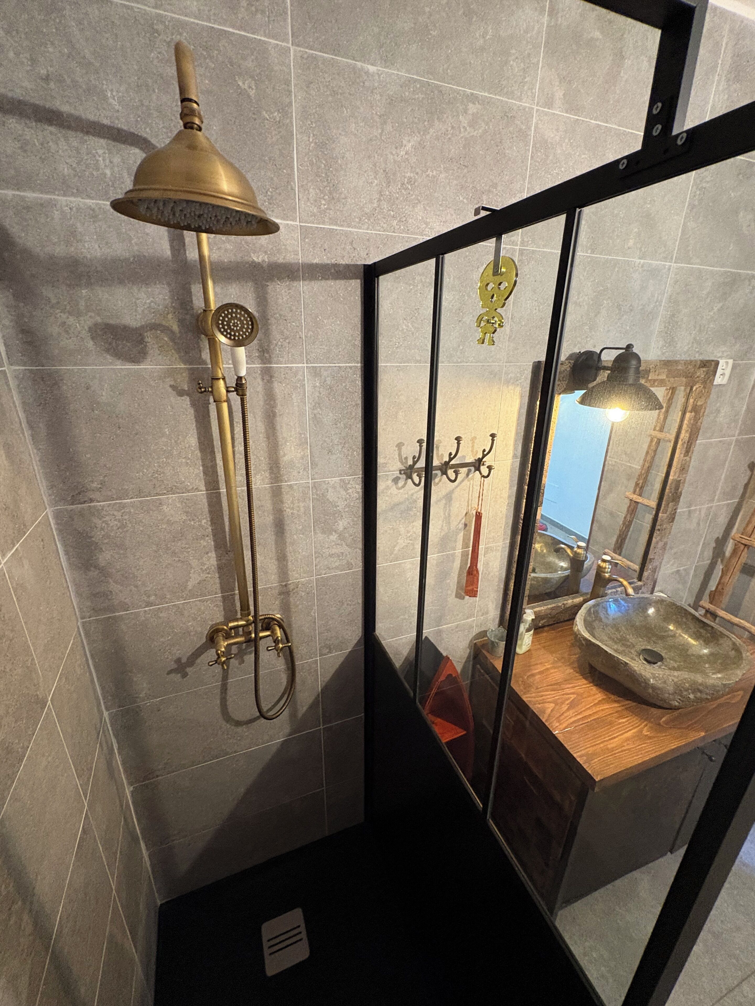 Serviettes fournies, savon, papier de toilette