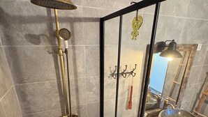 A bathroom with a shower, a sink, and a mirror. - Villa Carla in Bastia – Sleeps 5 – Bright & peaceful home – Terrace & garden (Bastia)