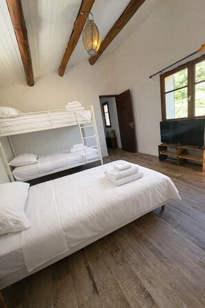 2 bedrooms, Internet, bed sheets - Villa Carla in Bastia – Sleeps 5 – Bright & peaceful home – Terrace & garden (Bastia)
