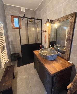 Towels, soap, toilet paper - Villa Carla in Bastia – Sleeps 5 – Bright & peaceful home – Terrace & garden (Bastia)