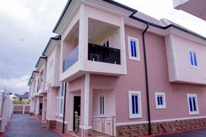 Exterior - Cozy & Serene 4BR Sanctuary with Wi-Fi & Parking – The Paletinos U2 (Umuahia)