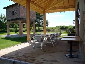 Outdoor dining - Domaine de la Balmondière (Saint-André-d'Huiriat)