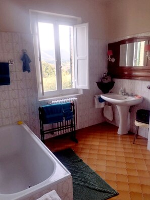 Bathroom - Quiet and sunny, surrounded by olive groves for a relaxing holiday in nature! (Lazio)