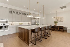 Fridge, microwave, oven, stovetop - Coral Rock Retreat: Desert Color Lagoon + Beaches (St. George)