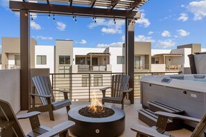 Outdoor spa tub - Coral Rock Retreat: Desert Color Lagoon + Beaches (St. George)