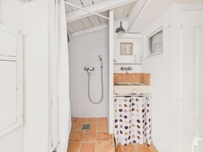 Shower, hair dryer - Apartment for 4, town centre, 700m from the beach (Les Portes-en-Ré)
