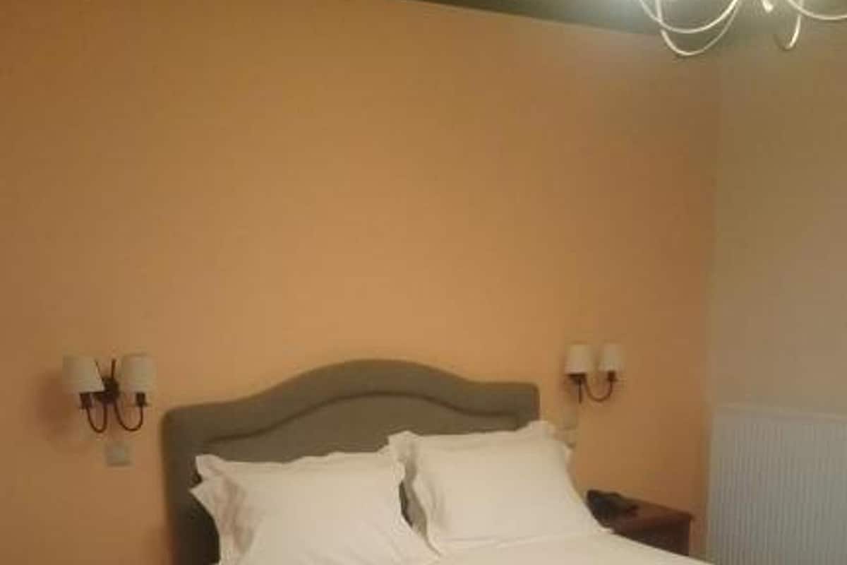 Tallelokero huoneessa, työpöytä, äänieristys, silitysrauta/-lauta